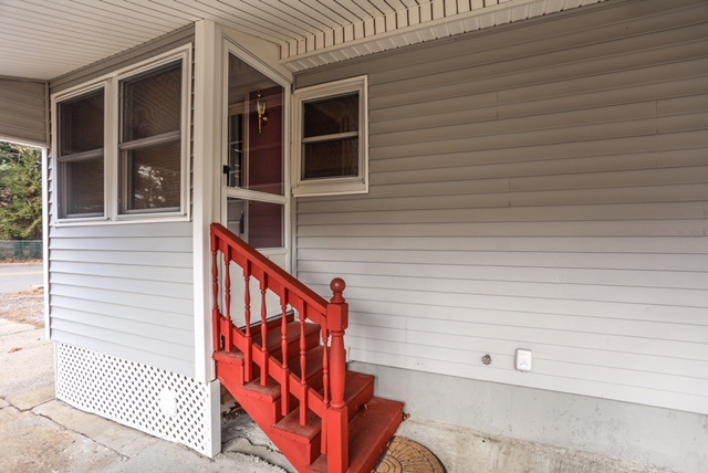 437 Calef Road Manchester, NH 03103 - Photo 3 of 23