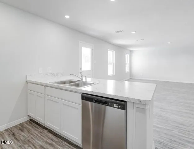 a black and white photo of a white and white wall