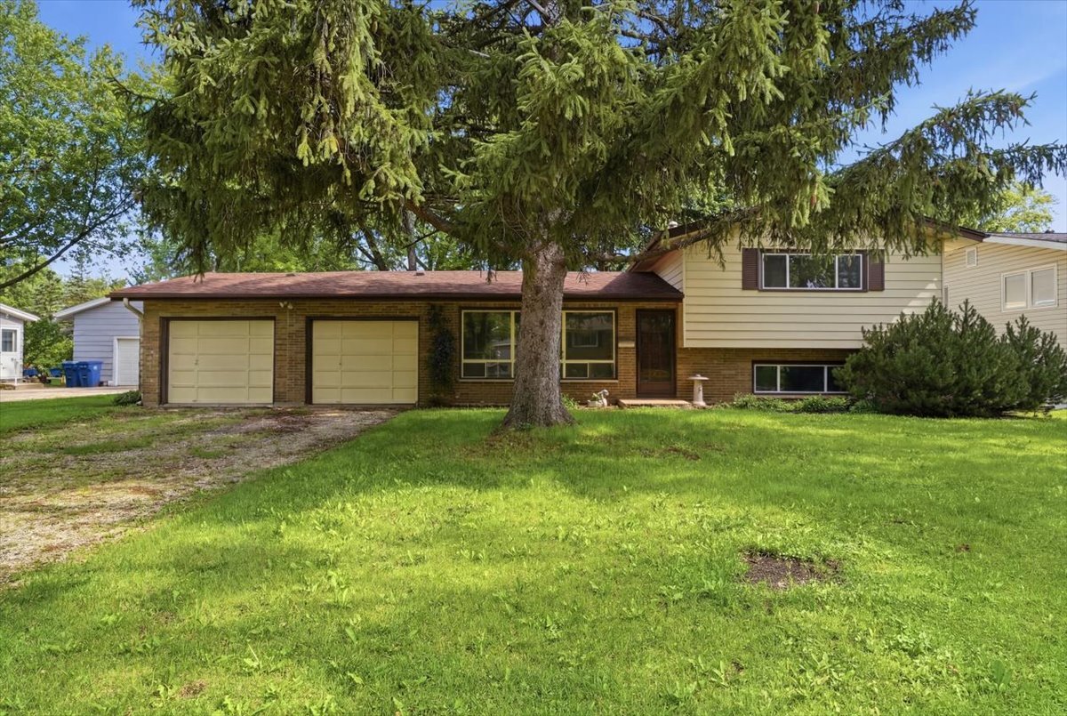 641 Clover Road Wauconda, IL 60084 - Photo 2 of 35