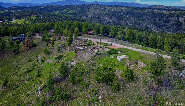 a view of a back yard