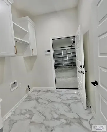 an empty room with fan and a ceiling fan