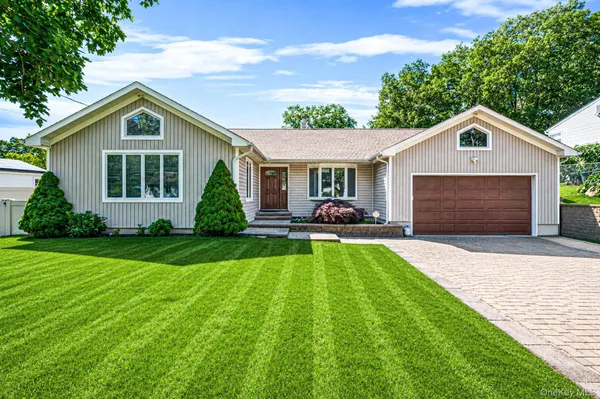 $800,000 | 158 St Nicholas Avenue, Smithtown, NY 11787