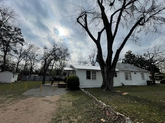 a view of a house with a yard