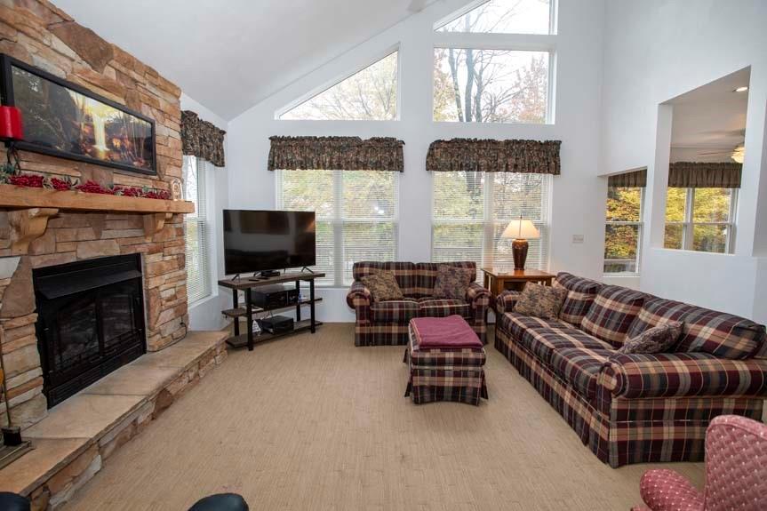 2402 South Ridge Lane Hidden Valley, PA 15502 - Photo 5 of 41 Gallery Image 5
