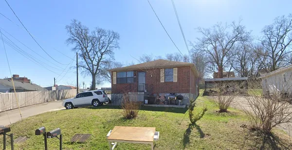 a view of backyard of the house