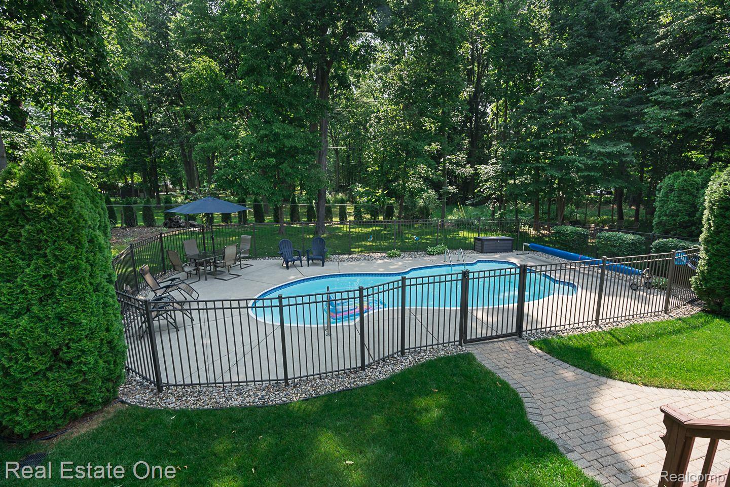 2657 Long Meadow Lane Rochester, MI 48307 - Photo 4 of 46 Great Lush Surroundings