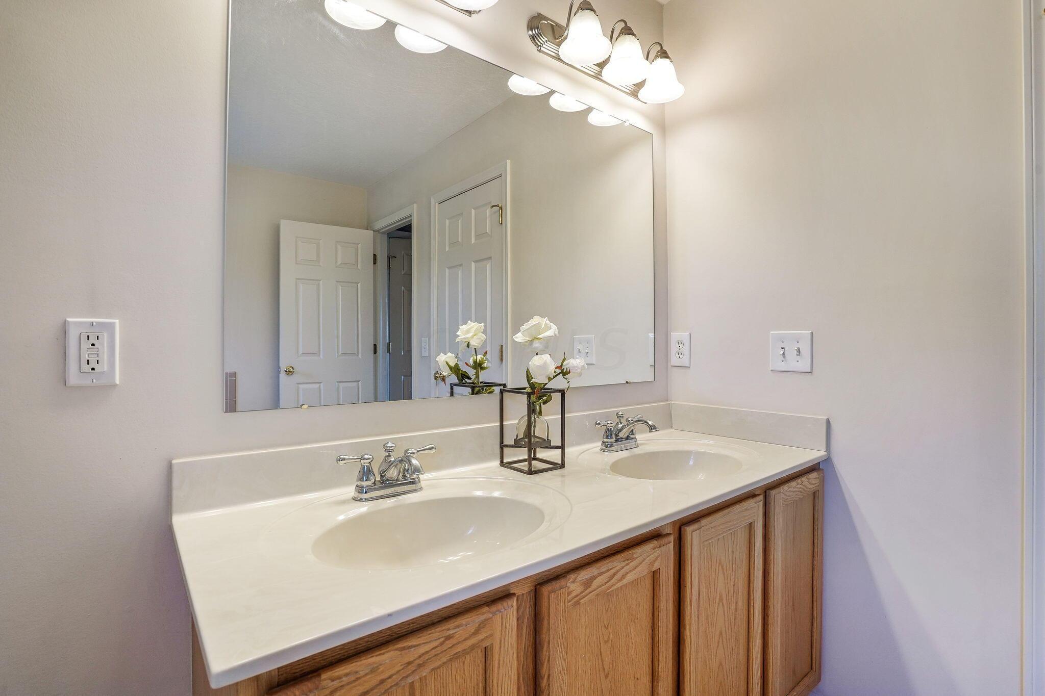 4775 Heath Trails Road Hilliard, OH 43026 - Photo 42 of 63 Hall Bathroom