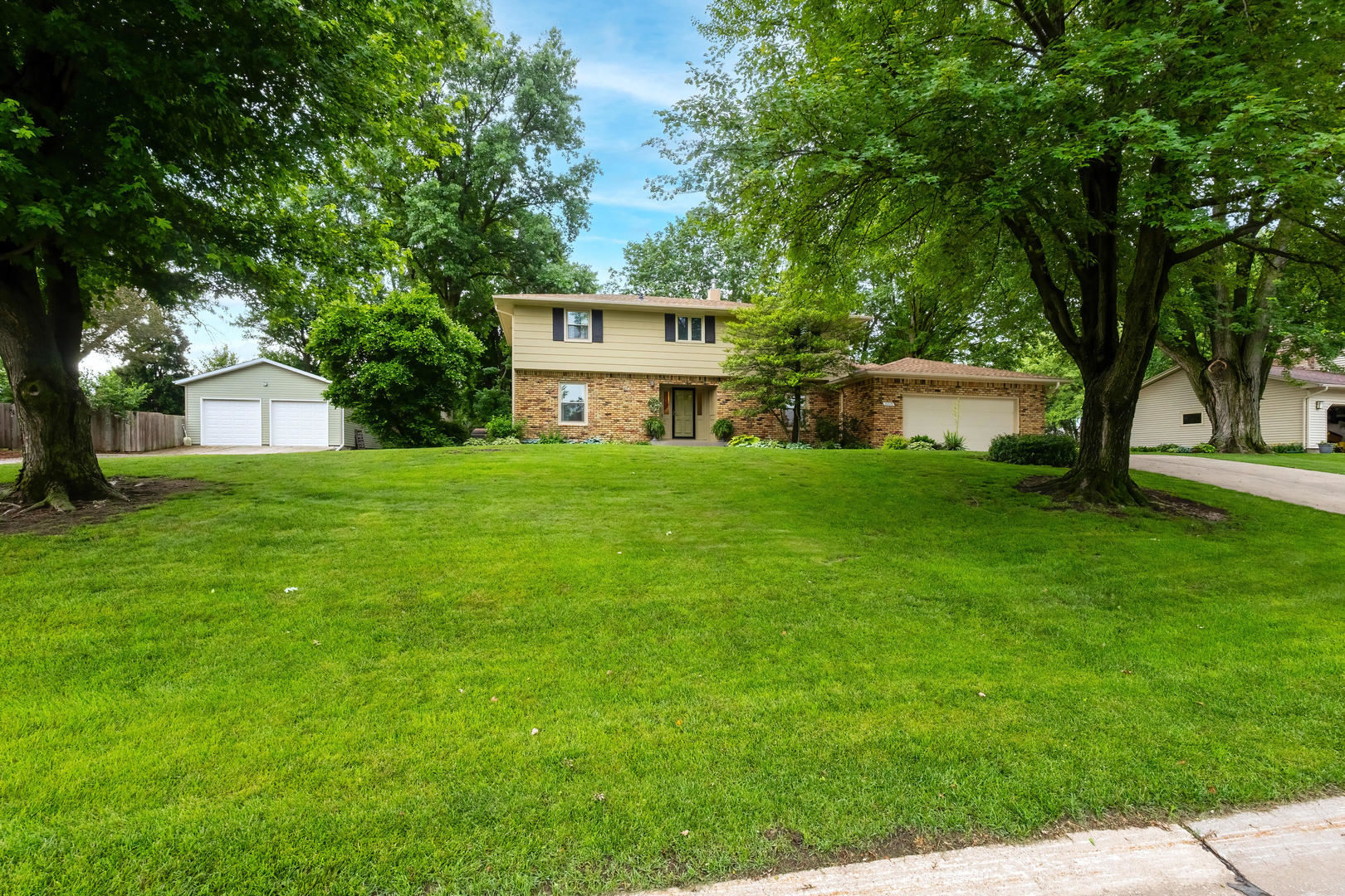 2205 Winding Hill Road Davenport, IA 52807 - Photo 2 of 64