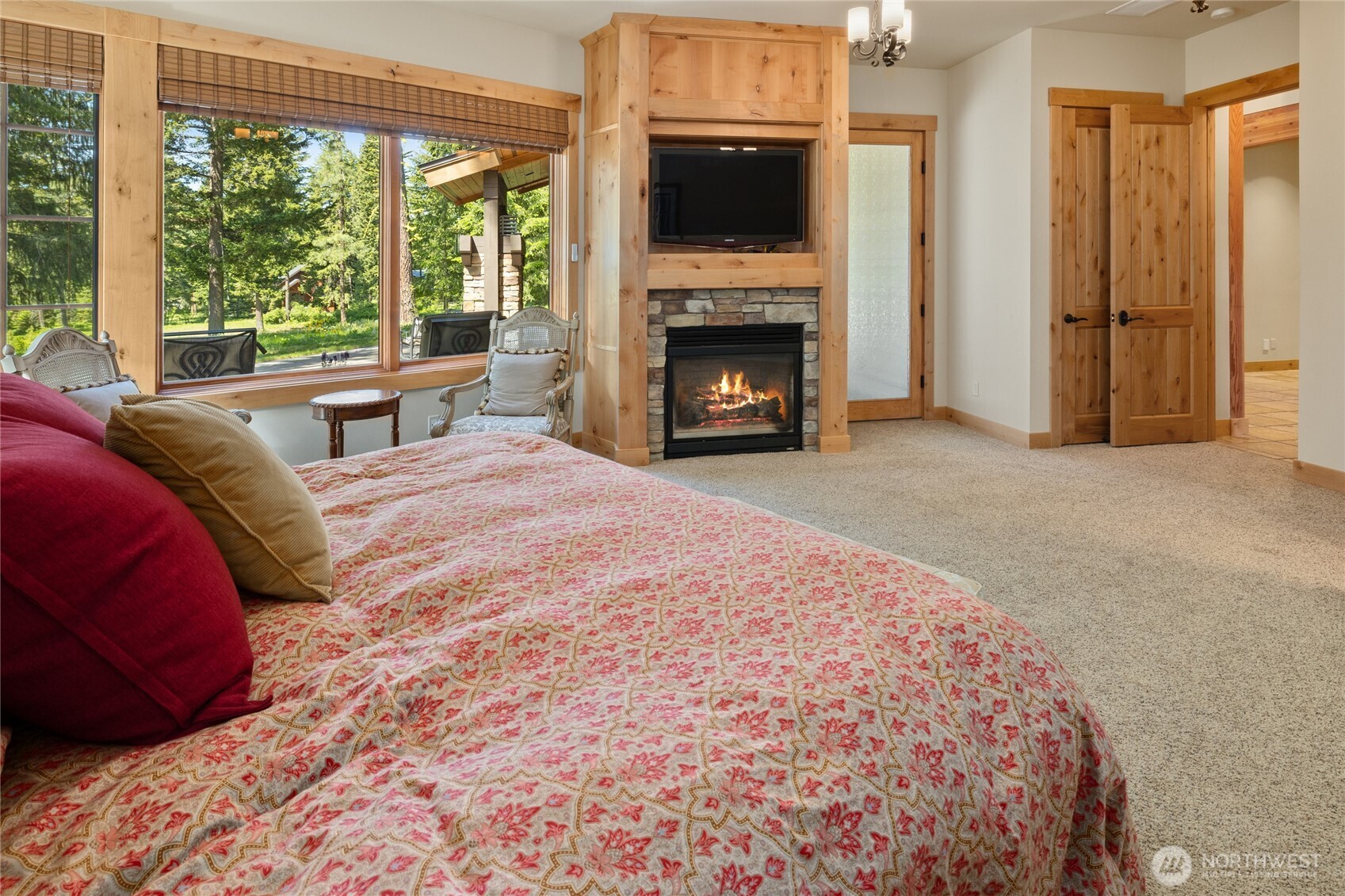 1531 Larkspur Loop Cle Elum, WA 98922 - Photo 16 of 36 a spacious bedroom with a large bed and a fireplace