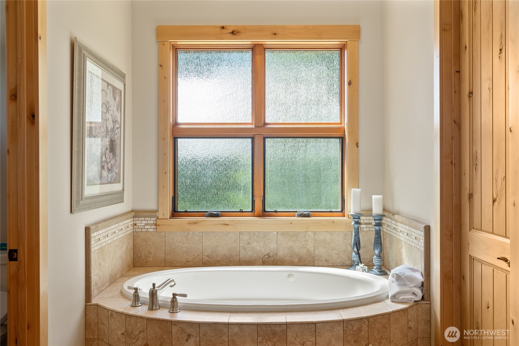 1531 Larkspur Loop Cle Elum, WA 98922 - Photo 18 of 36 a bath tub sitting next to a window