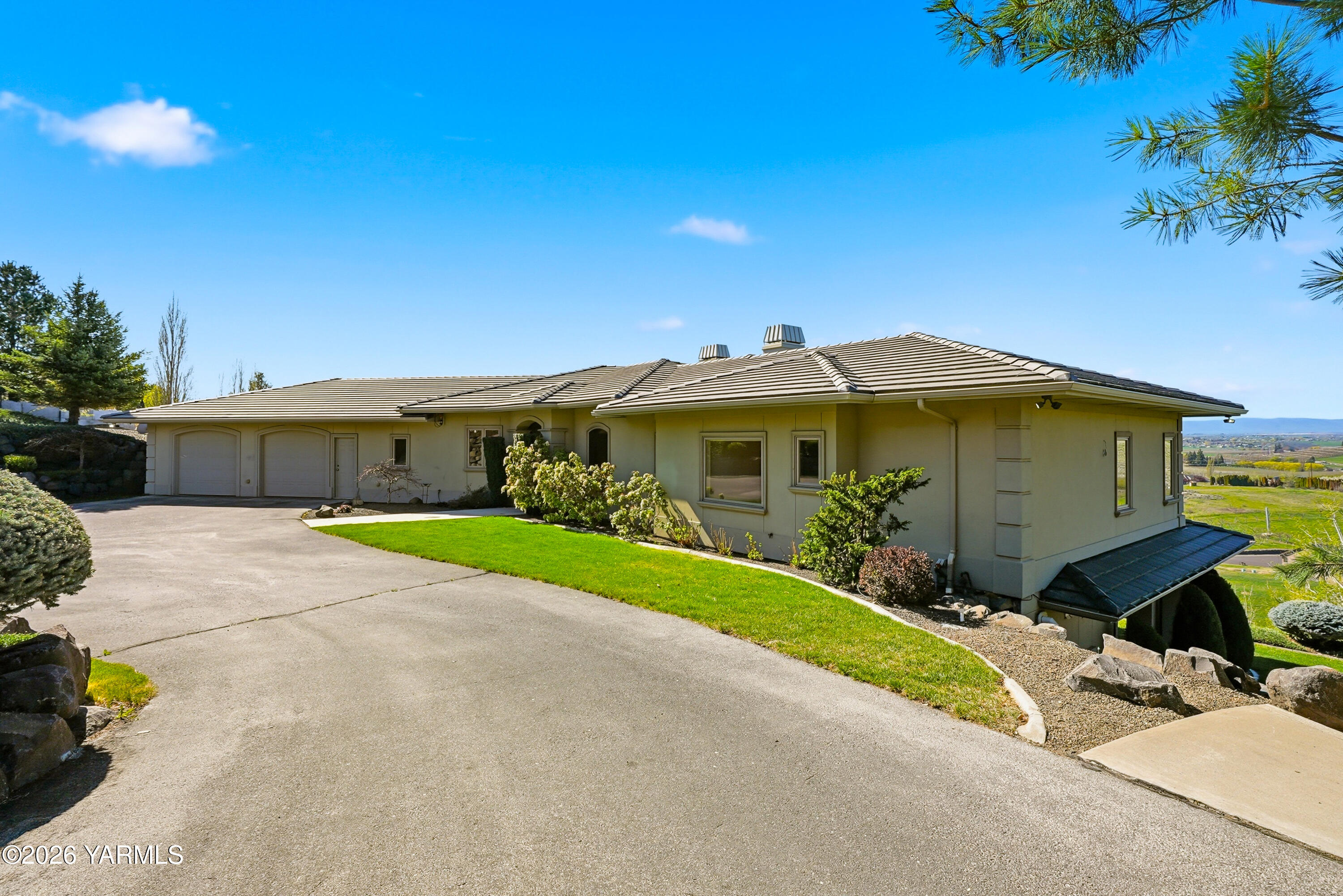 660 Noble Hill Road Yakima, WA 98908 - Photo 4 of 63 a front view of a house with a yard and garage