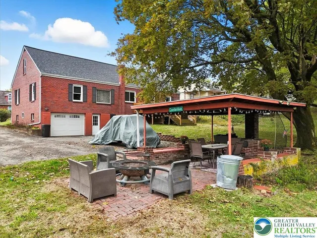 a sign that is sitting in the grass