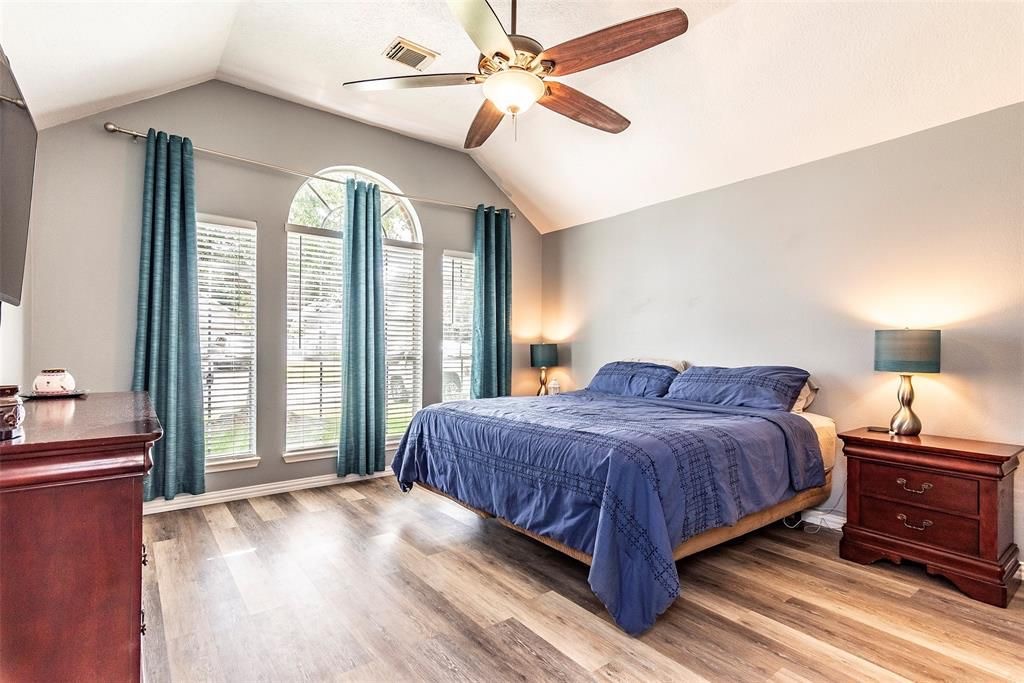 16206 Ruffian Drive Friendswood, TX 77546 - Photo 6 of 19 Primary bedroom