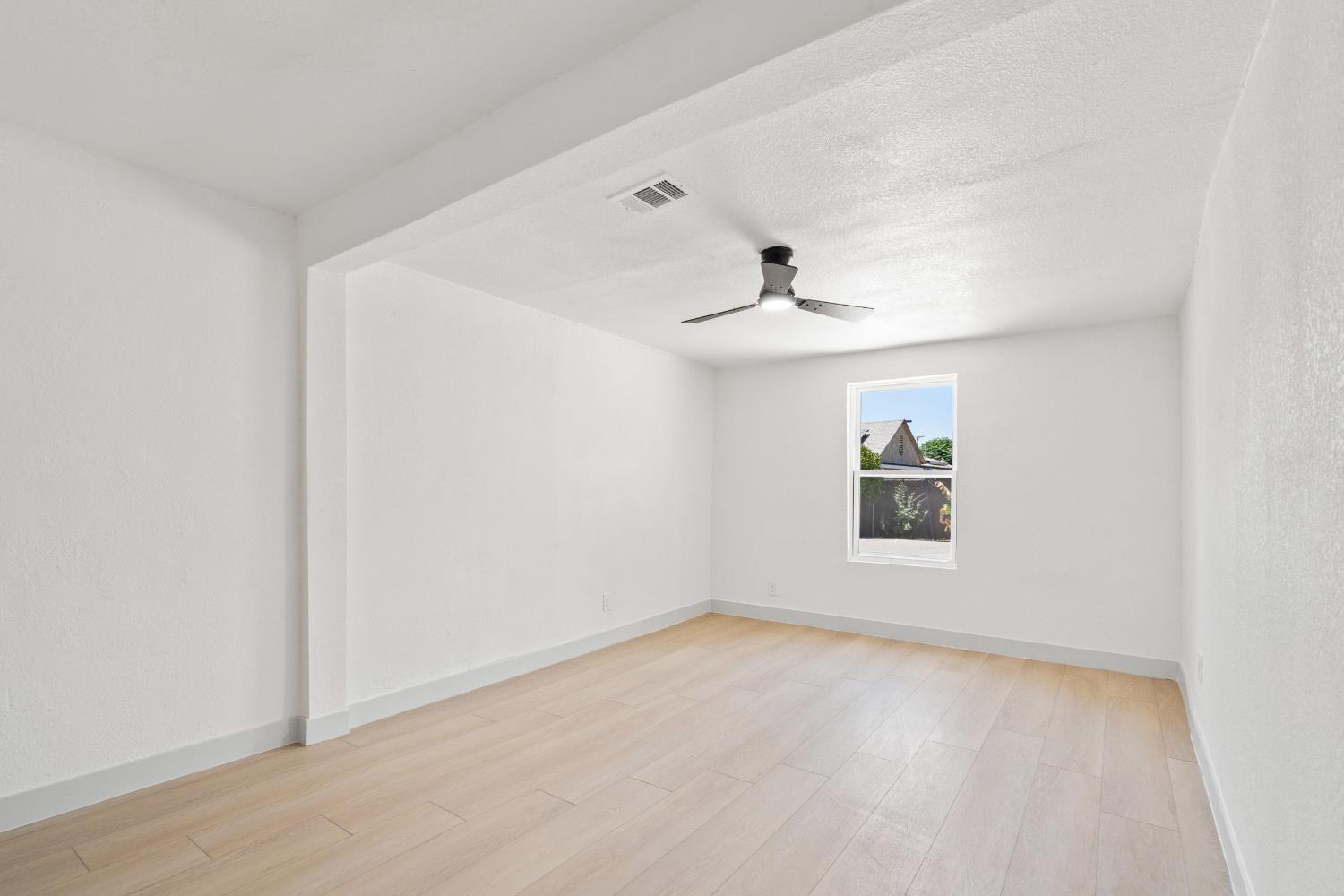 1554 West Thomas Avenue Fresno, CA 93728 - Photo 15 of 33