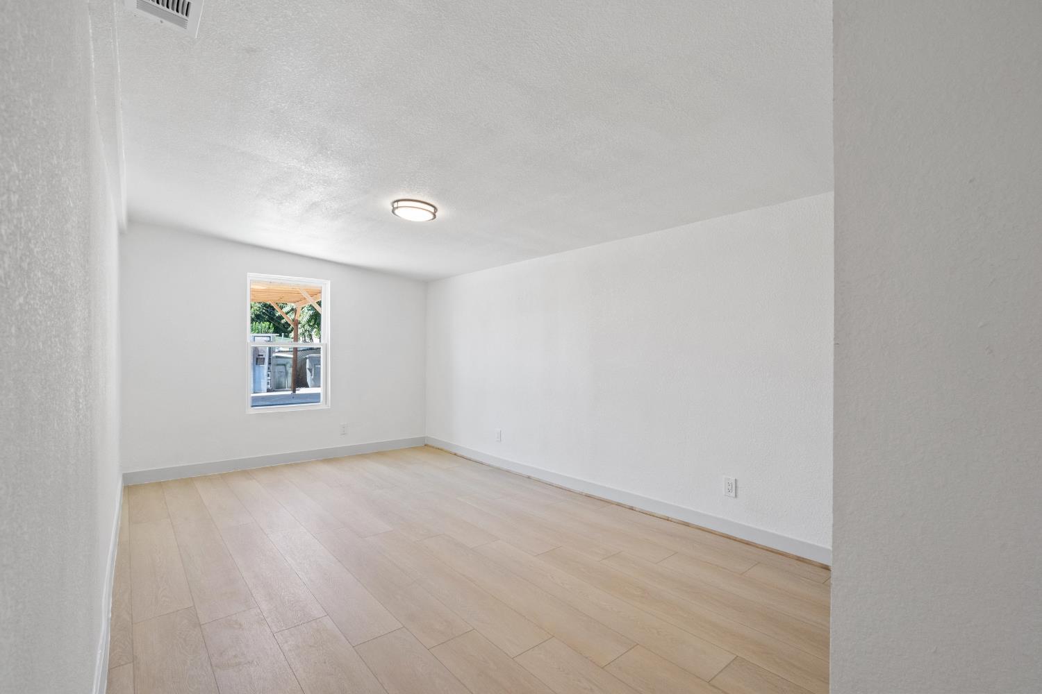 1554 West Thomas Avenue Fresno, CA 93728 - Photo 18 of 33