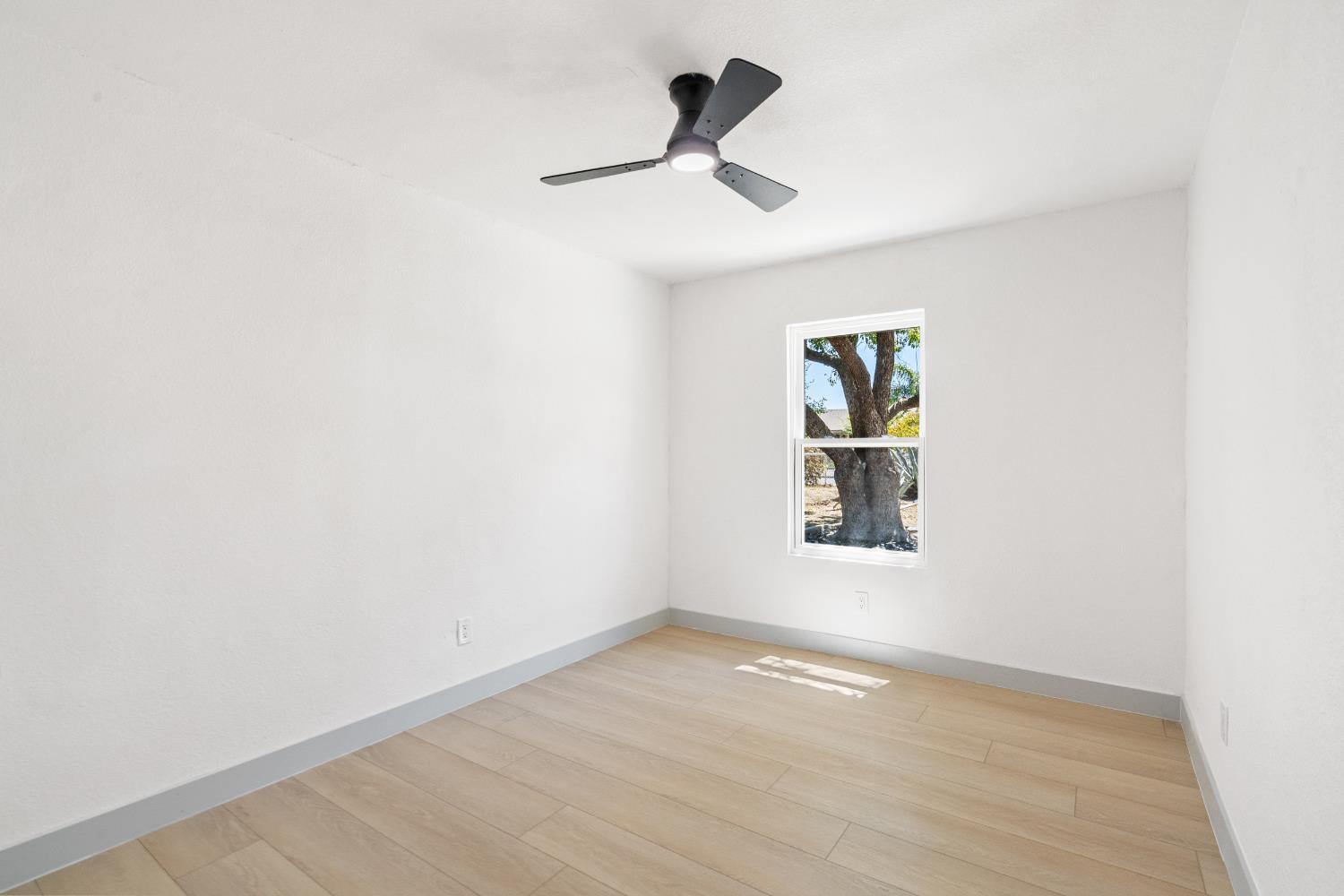 1554 West Thomas Avenue Fresno, CA 93728 - Photo 25 of 33