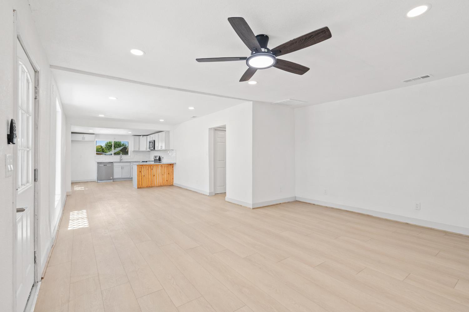 1554 West Thomas Avenue Fresno, CA 93728 - Photo 8 of 33