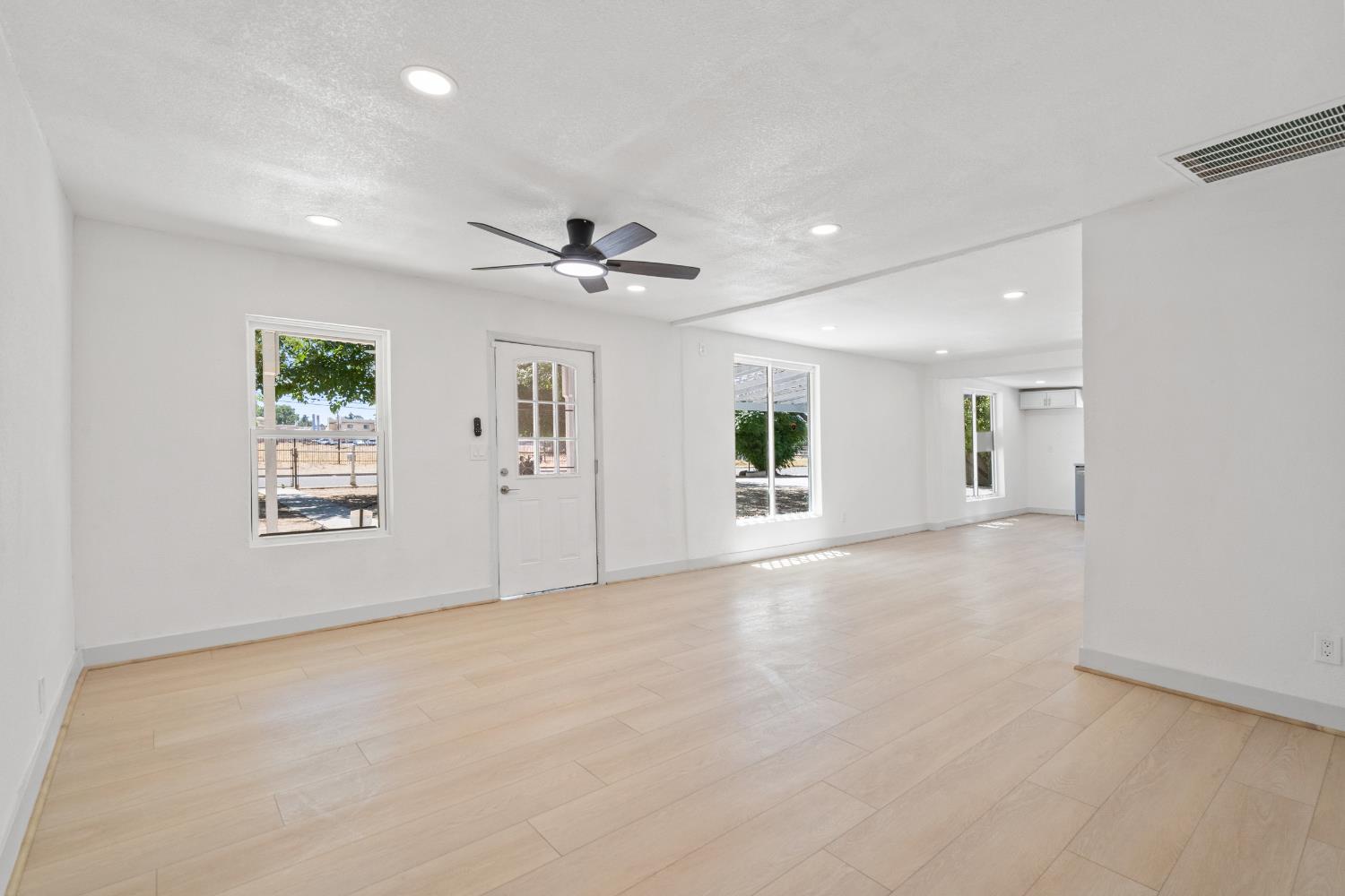 1554 West Thomas Avenue Fresno, CA 93728 - Photo 9 of 33