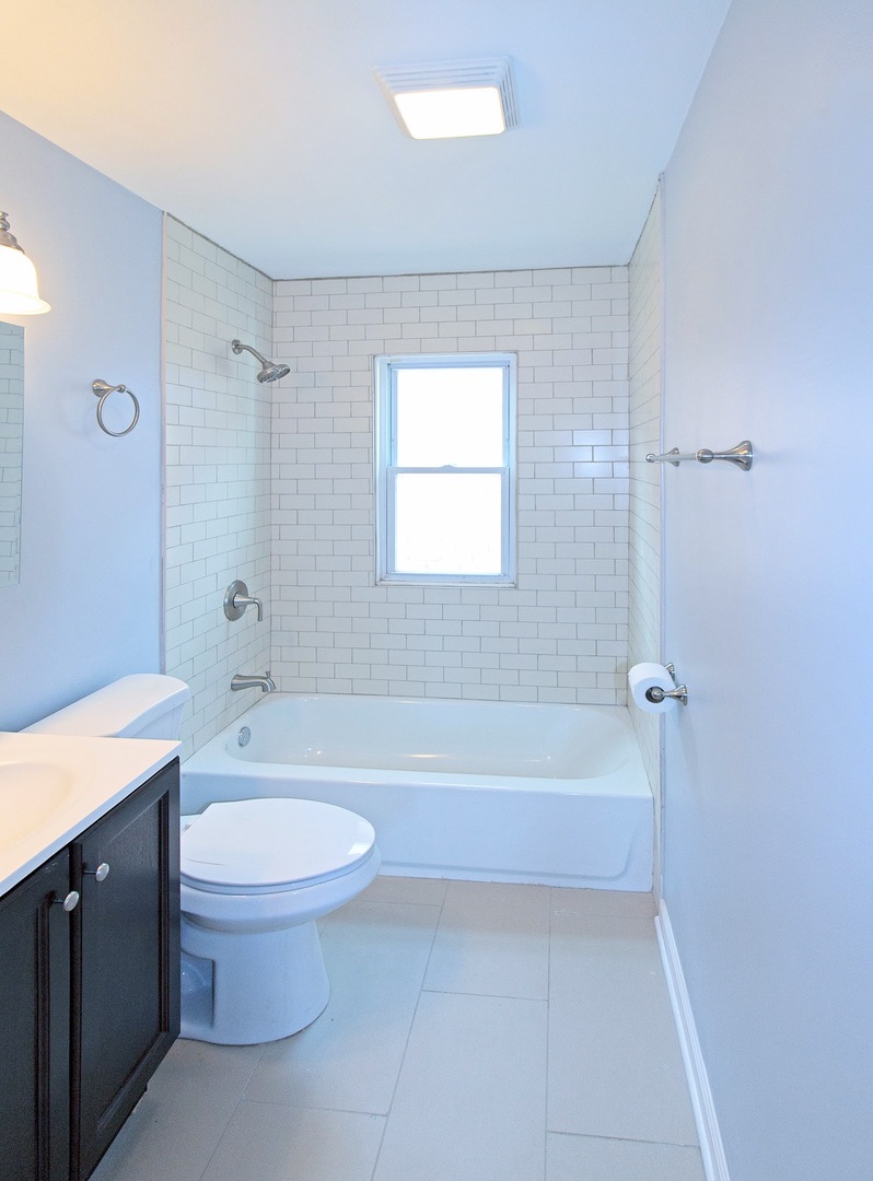 7535 West 58th Place Summit, IL 60501 - Photo 16 of 34 a bathroom with a sink a toilet and bathtub