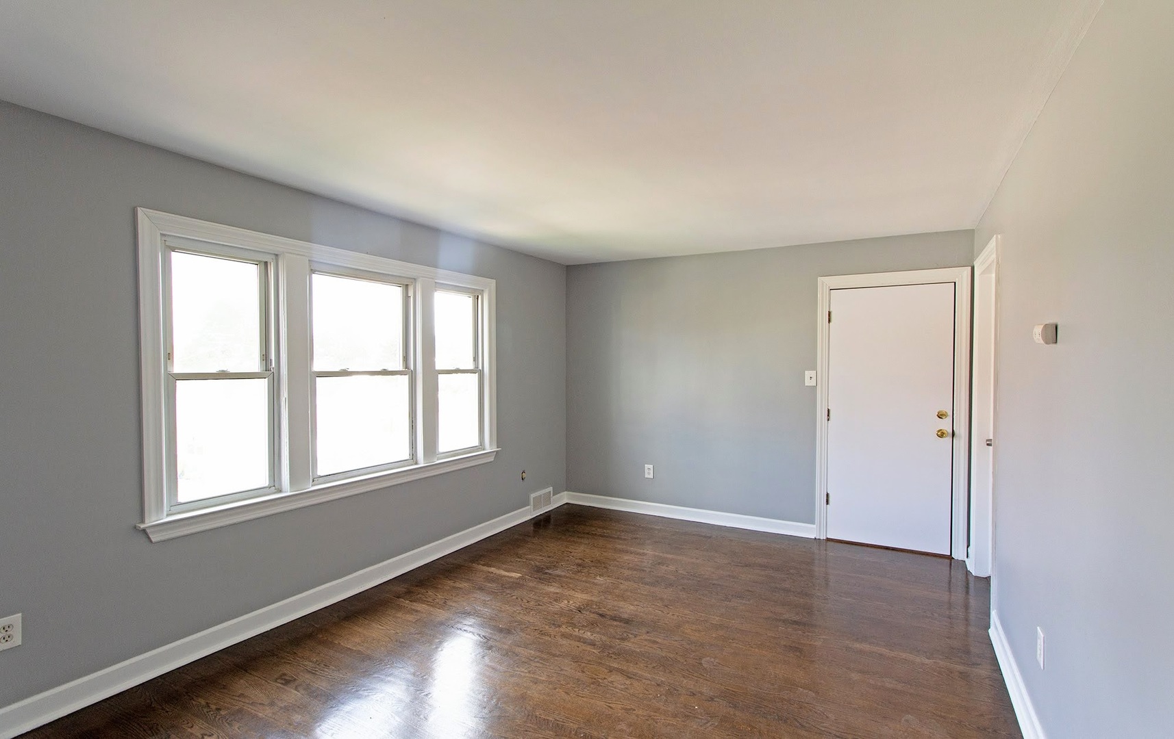 7535 West 58th Place Summit, IL 60501 - Photo 19 of 34 an empty room with wooden floor and windows