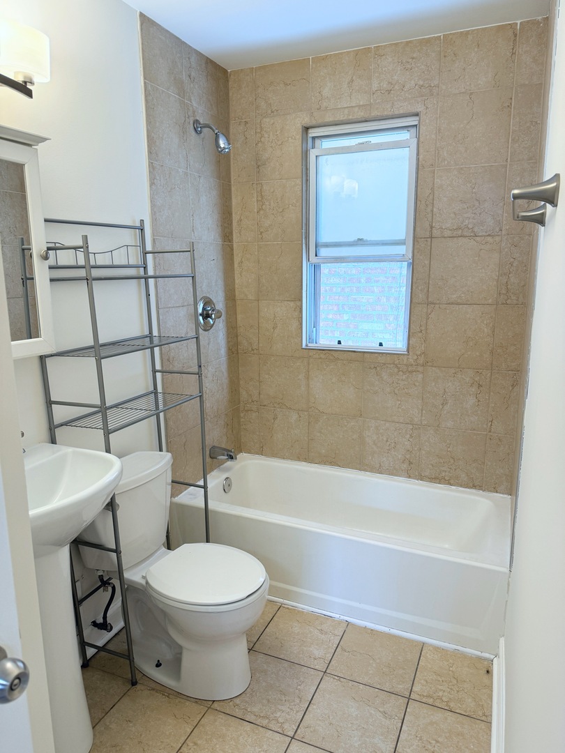 7535 West 58th Place Summit, IL 60501 - Photo 10 of 34 a bathroom with a toilet a sink and bathtub