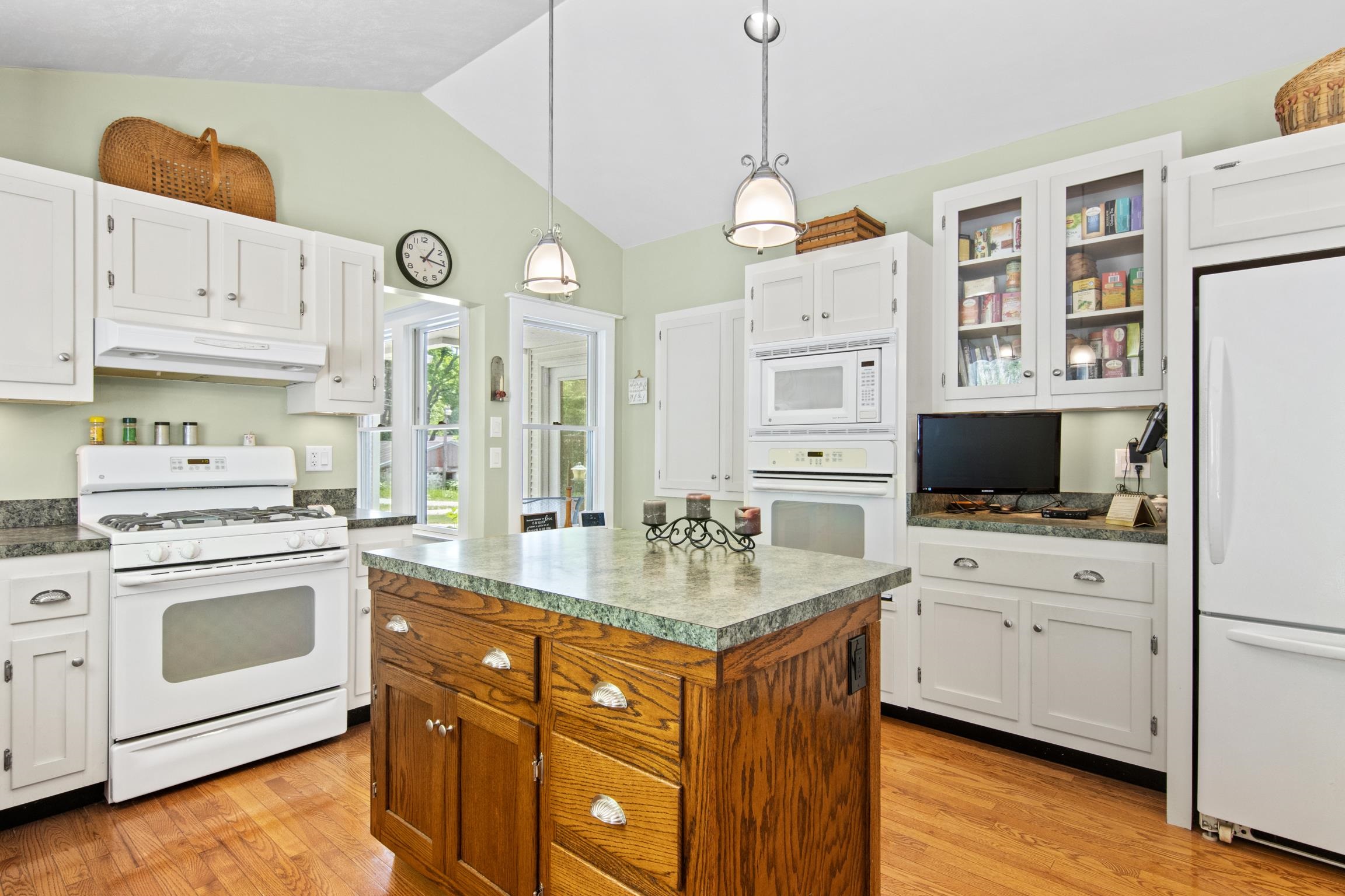 1740 North Setterbo Road Suttons Bay, MI 49682 - Photo 13 of 47 1935216-d5f403d5-37e1-4238-864a-13cb9da355e7.JPG