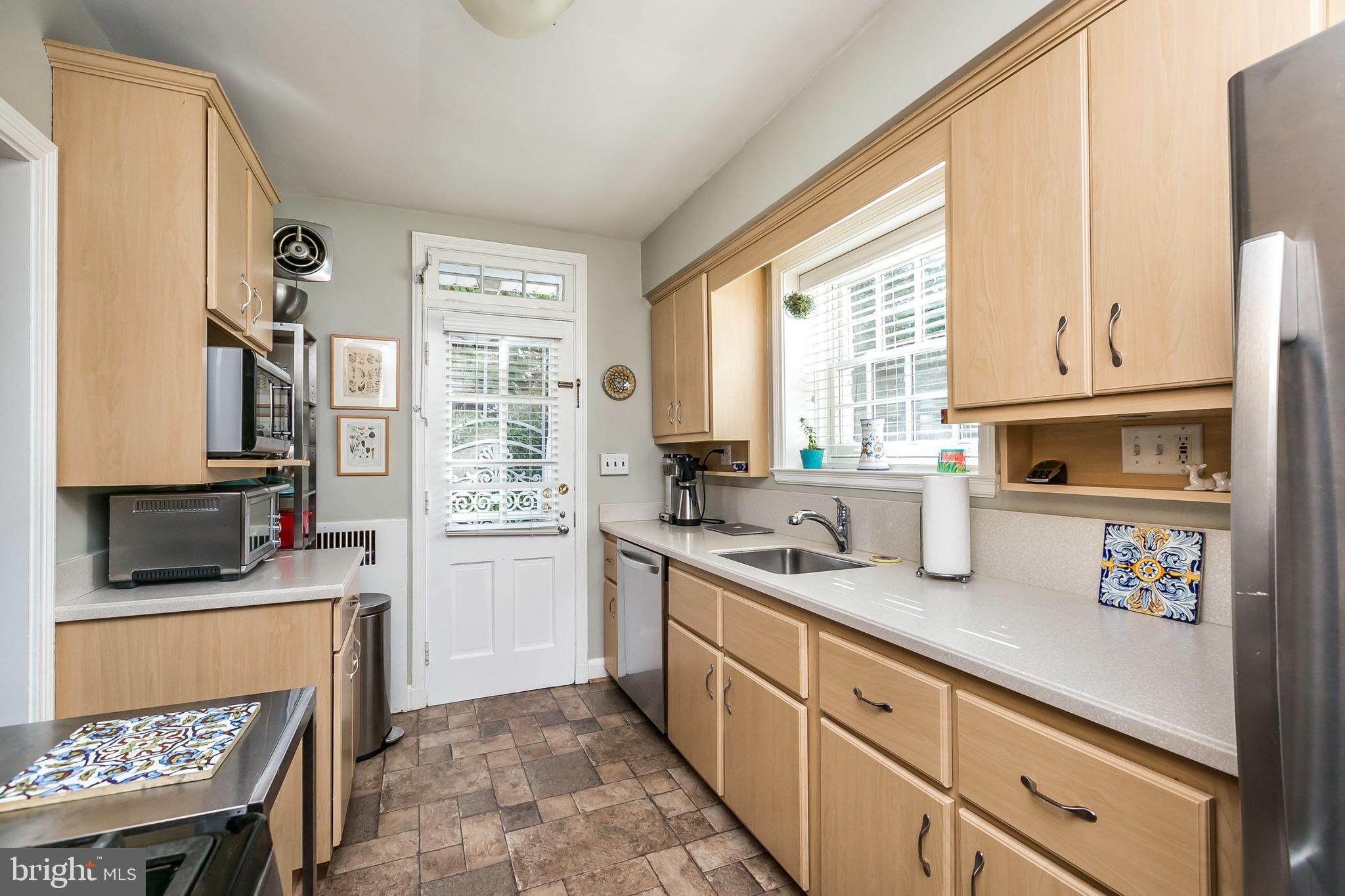 5402 Springlake Way Baltimore, MD 21212 - Photo 9 of 39