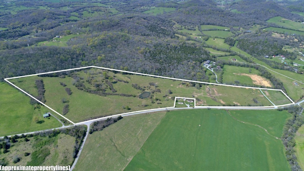 3 Templow Road Bethpage, TN 37022 - Photo 2 of 6 a view of a swimming pool