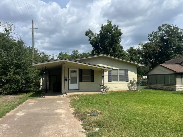 $1,500 | 1002 Fowlkes Street, Sealy, TX 77474