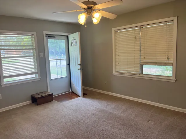 $1,500 | 1002 Fowlkes Street, Sealy, TX 77474