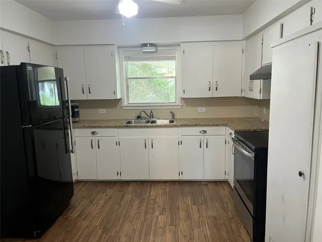 $1,500 | 1002 Fowlkes Street, Sealy, TX 77474