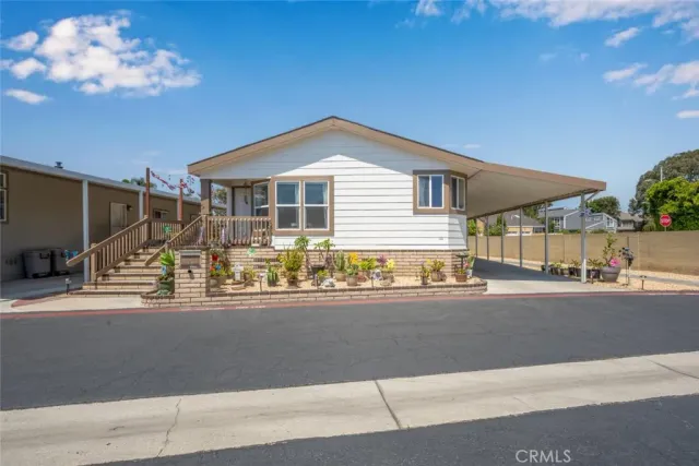 a view of entryway with a front door