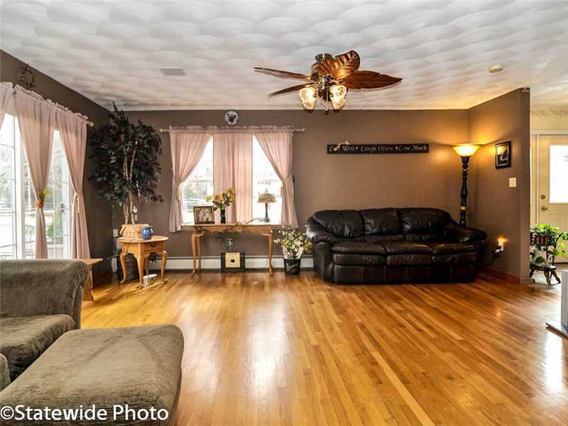 316 William Henry Road Scituate, RI 02857 - Photo 5 of 25 Living Room.