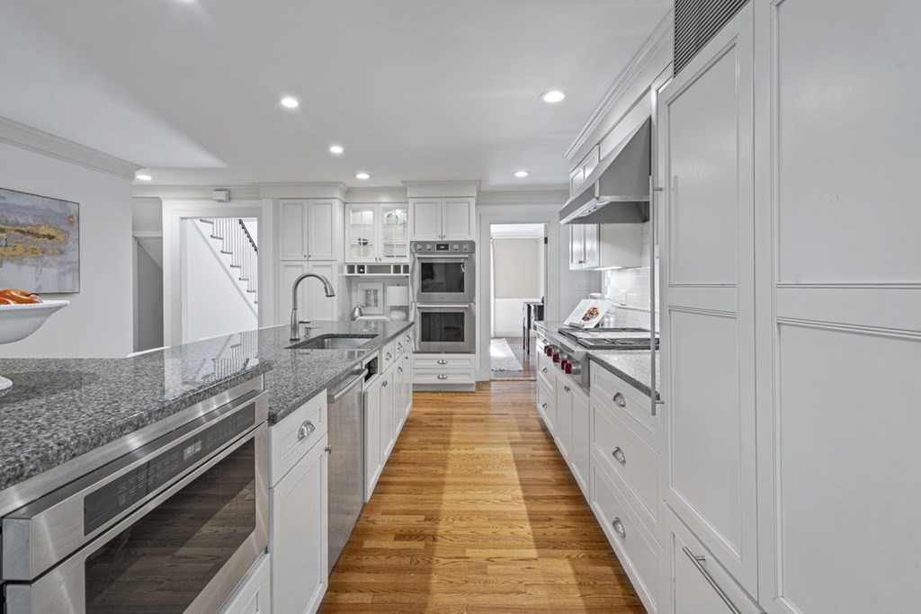 12 Tennyson Road Wellesley, MA 02481 - Photo 8 of 41