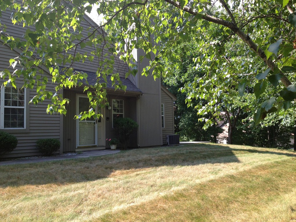 702 Ridgefield Circle, Unit D Clinton, MA 01510 - Photo 8 of 10 Gallery Image 8