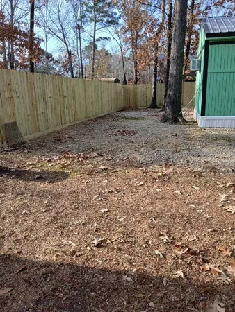 a view of a backyard