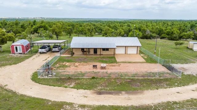 $1,095,000 | 2050 Adj Lane, Fredericksburg, TX 78624