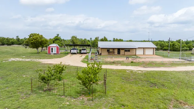 $1,095,000 | 2050 Adj Lane, Fredericksburg, TX 78624