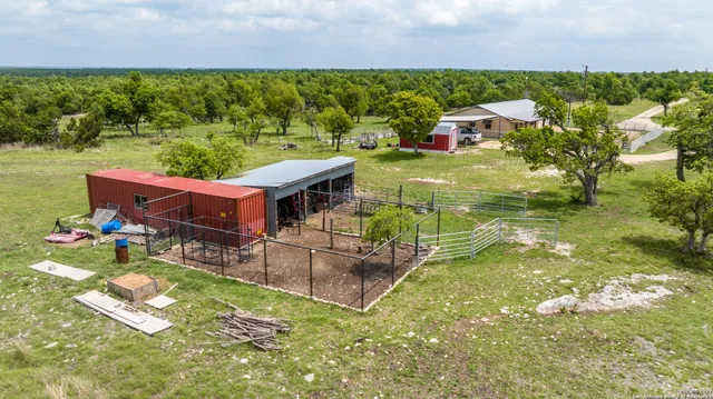 $1,095,000 | 2050 Adj Lane, Fredericksburg, TX 78624