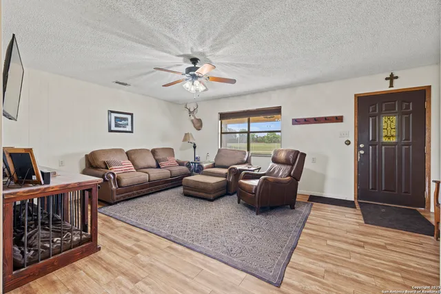 $1,095,000 | 2050 Adj Lane, Fredericksburg, TX 78624