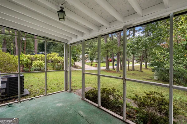 a view of a backyard