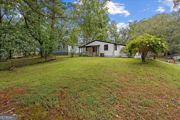 a view of a house with a yard