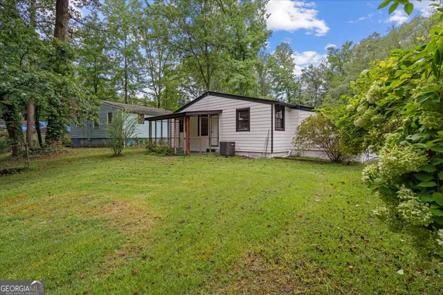 a view of a house with a yard