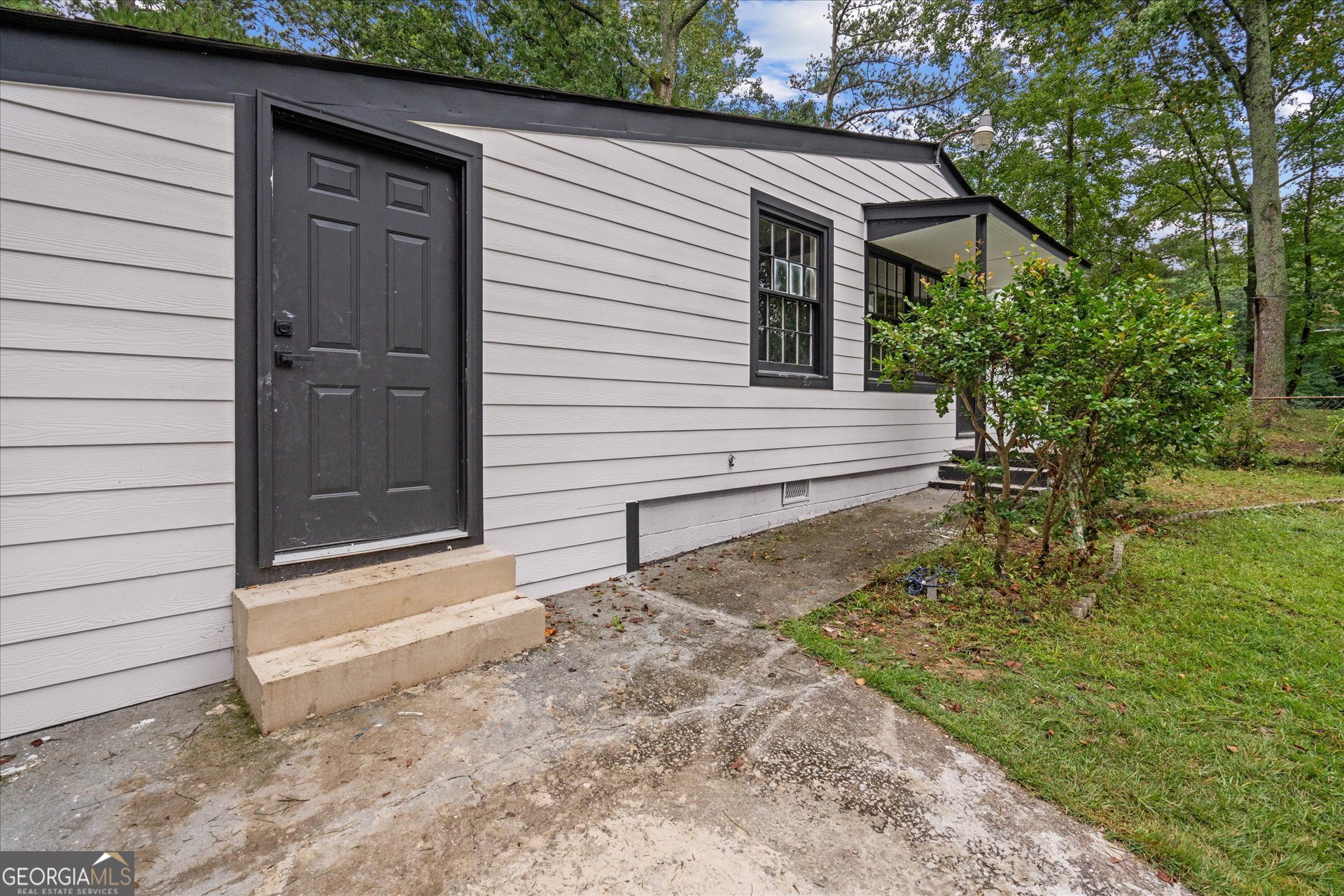 3102 McKenzie Road East Point, GA 30344 - Photo 6 of 31 a backyard of a house with lots of green space