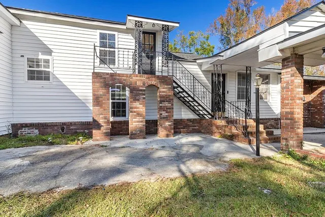a view of a house with a yard