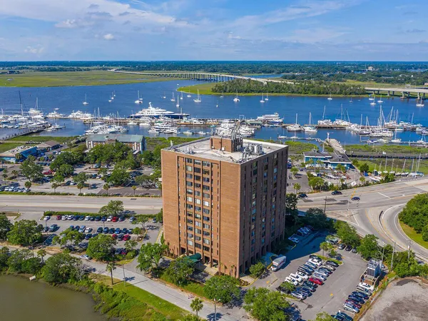 $1,925 | 14 Lockwood Drive, Unit 11G, Charleston, SC 29401