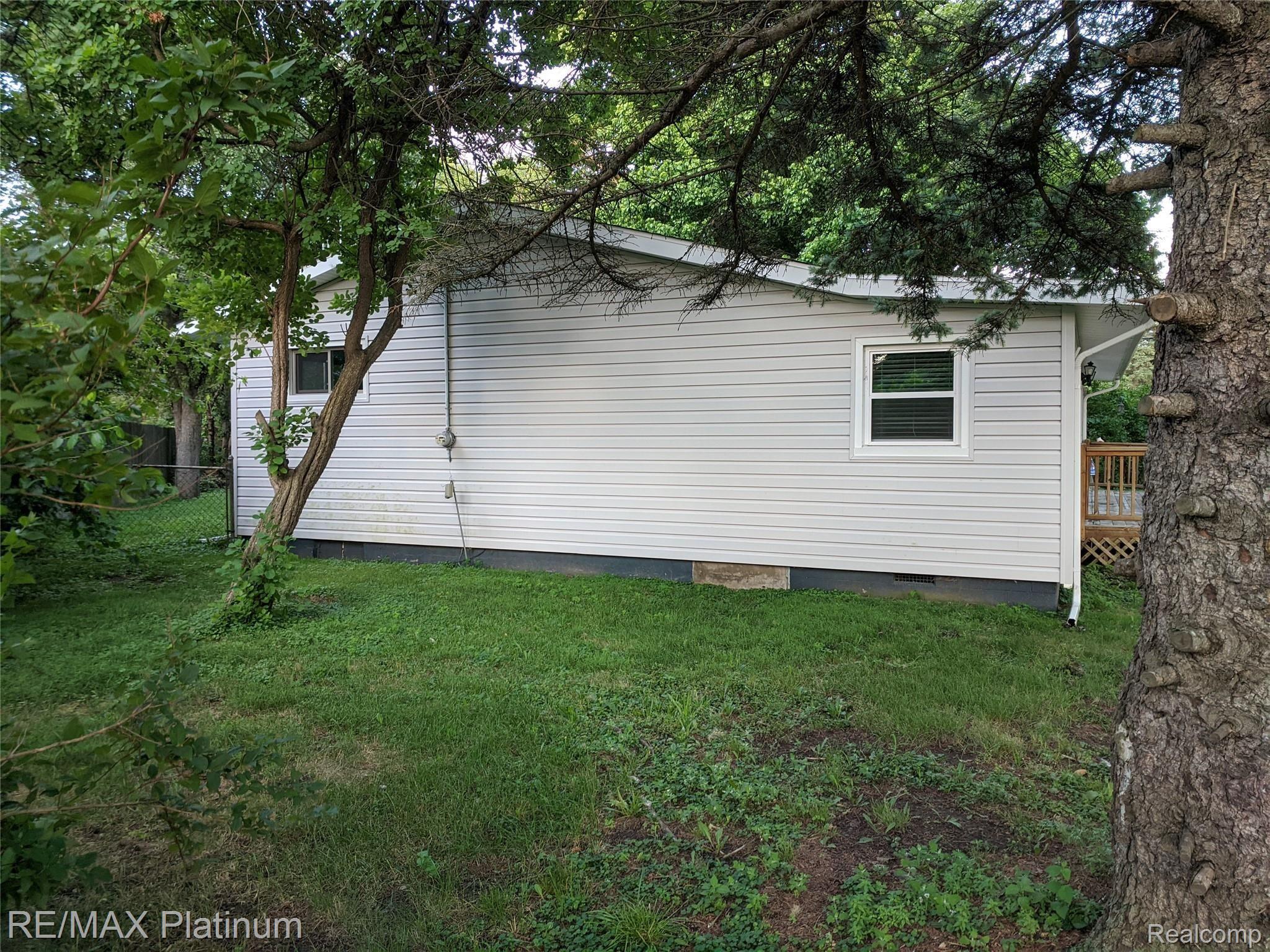 4010 North Belsay Road Flint, MI 48506 - Photo 7 of 38 5.jpg