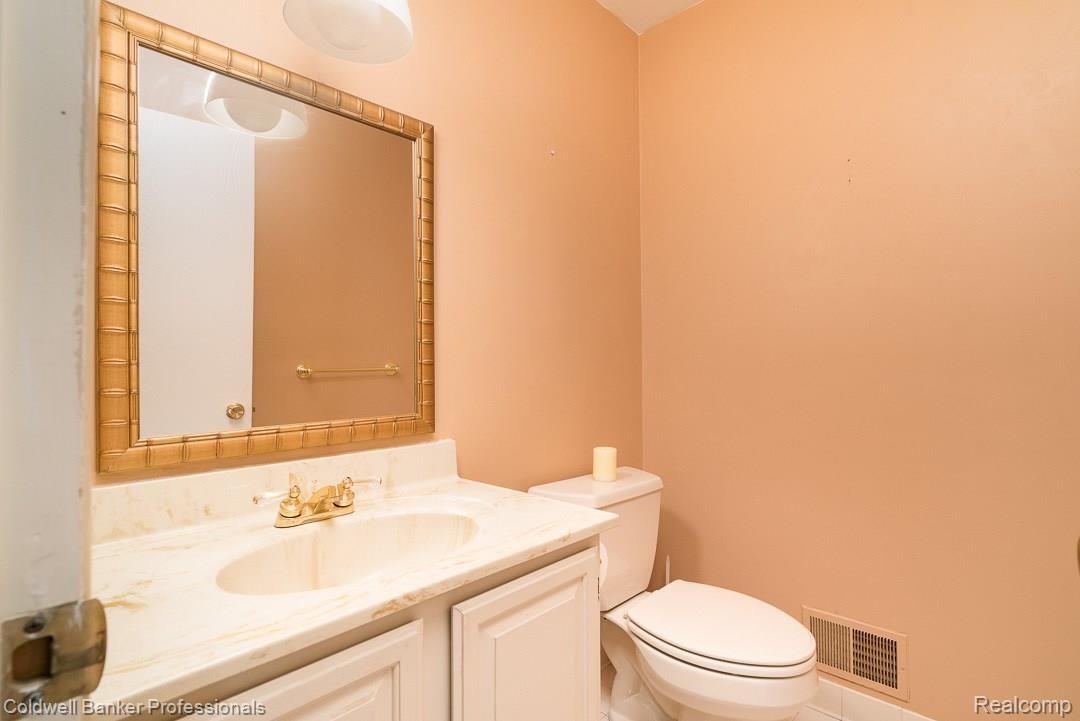 1825 Reis Court Rochester, MI 48309 - Photo 15 of 30 Main floor half bath