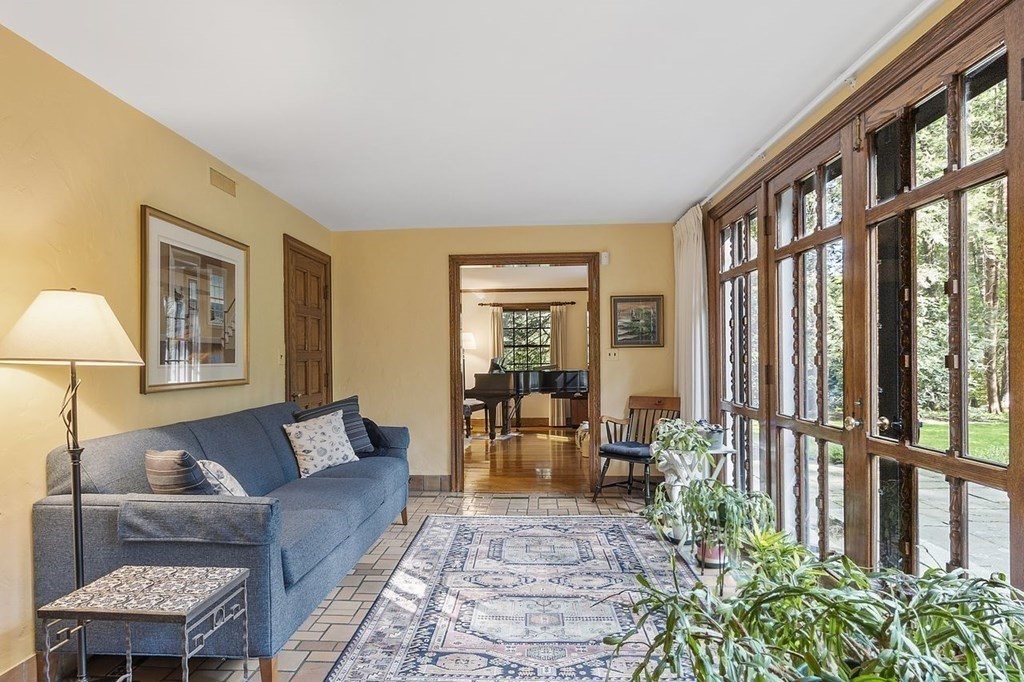 9 Aylesbury Road Worcester, MA 01609 - Photo 19 of 40 a living room with furniture and a window