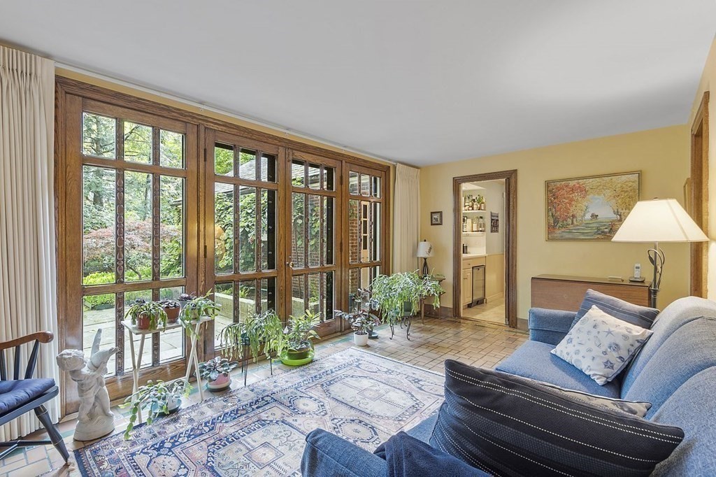 9 Aylesbury Road Worcester, MA 01609 - Photo 20 of 40 a living room with furniture and a large window